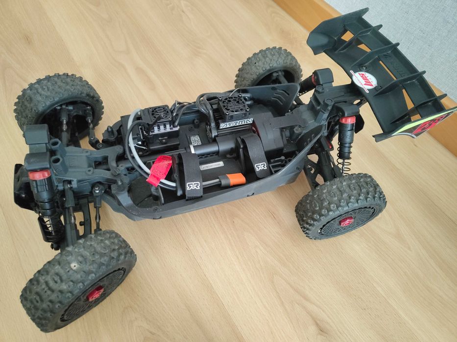 Arrma Typhon blx4x4 223s 1/8 brushless