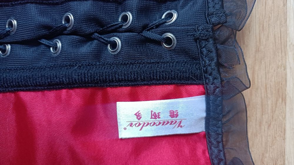 Gorset Czerwono-Czarny Koronka Vaacodor 2XL - wiązany , zamekk .