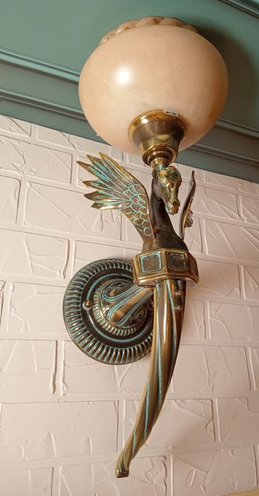 Люстра с Пегасами, камень.