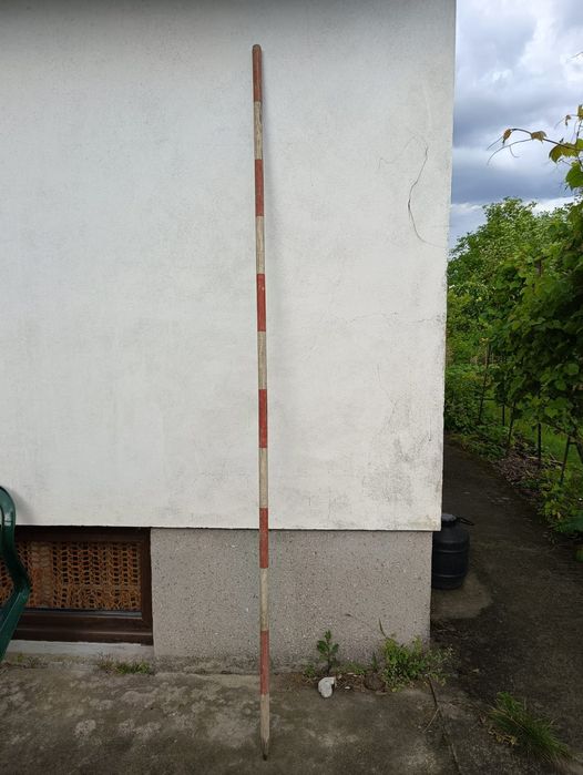 Tyczka geodezyjna stara