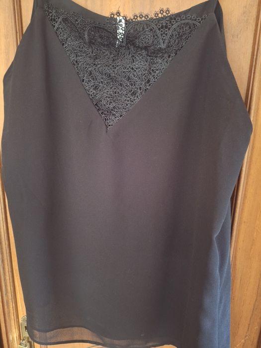 Top em preto com detalhe em renda