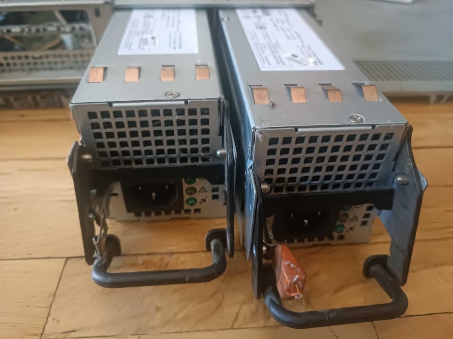 Dell PowerEdge 2950  / 4 x SAS 146 GB /