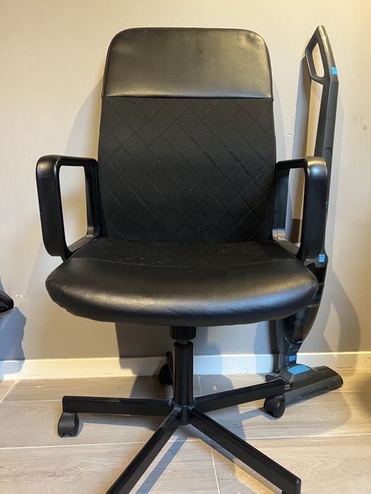 Cadeira preta do Ikeia usada