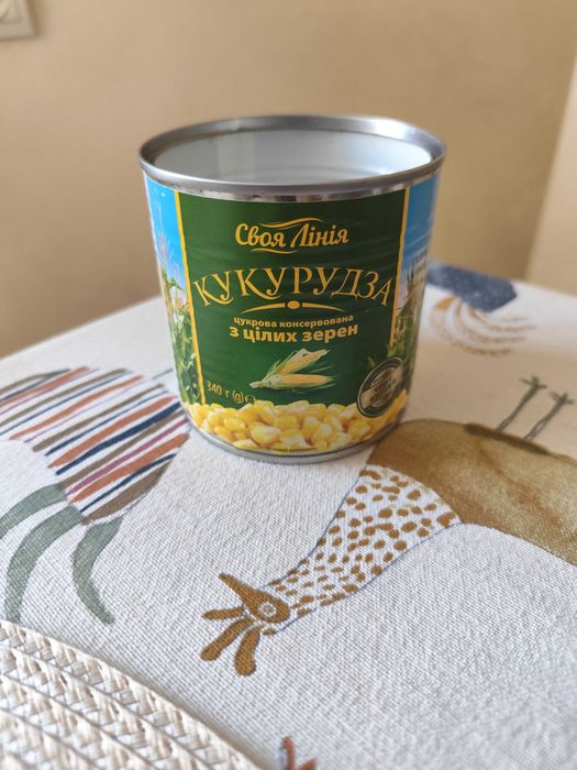 Порожні жестяні баночки