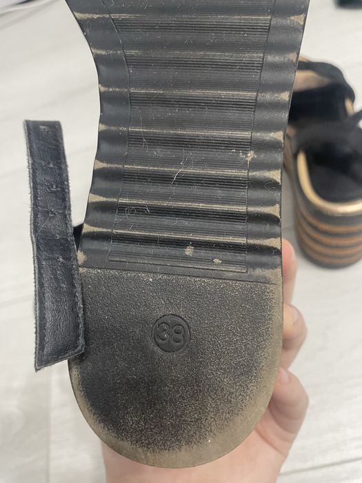 Женские босоножки черные/золотые, 38 размер, на танкетке