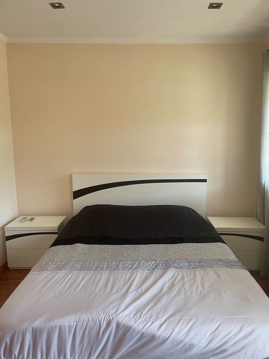 Conjunto de cama, colchão, mesa de cabeceira, comoda e espelho