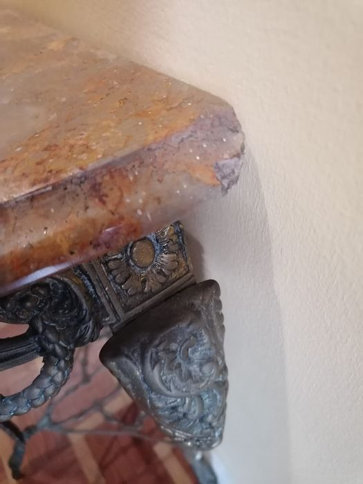 Bonita credência metal com tampo pedra mármore rosa como nova
Se encon