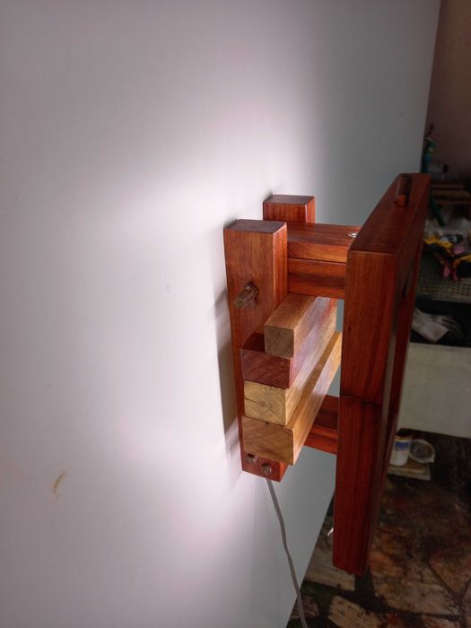 Candeeiro de parede a leds de madeira maciça