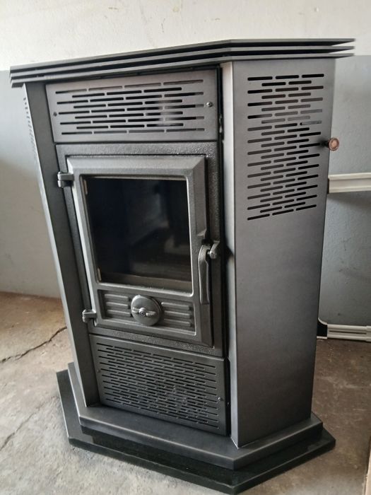 Vendo salamandra a lenha, de canto, ventilada. Marca Solzaima. Como nova.