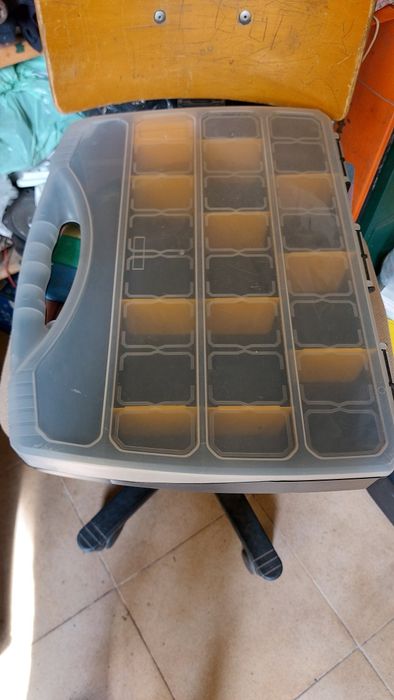 Caixa de arrumação com 24 divisões