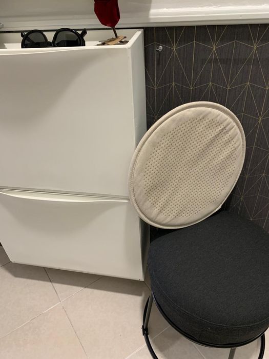 Coxim para banco ou cadeira, do Ikea, para se sentar confortavelmente.