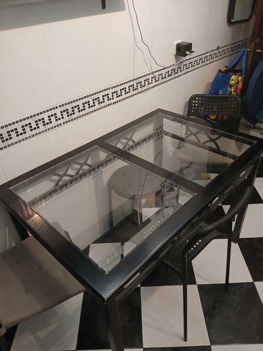 Mesas. 2 iguais em bom estado