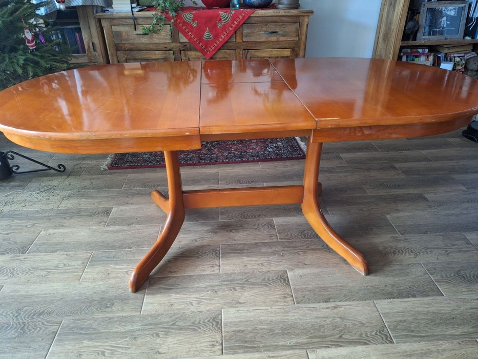 Rozkładany stół drewniany