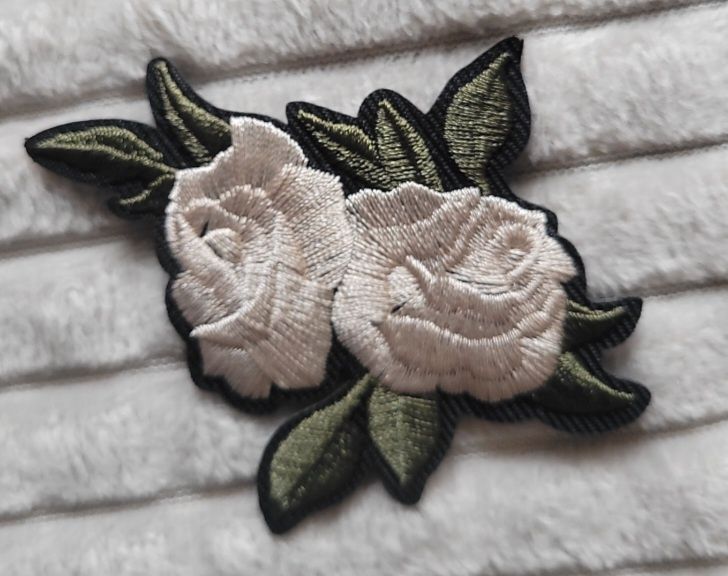 Śliczna naszywka haftowana róża