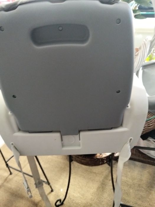 Cadeira de adaptar para crianças pequenas para comerem a mesa