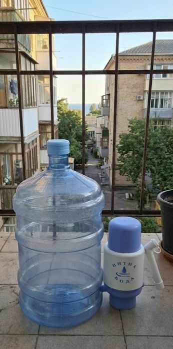 Бутыль 18.9 л и механическая помпа для воды (комплект), б/у
​Описание