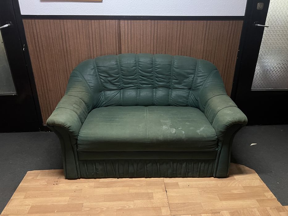 Dwuosobowa zielona sofa / kanapa (do garażu, warsztatu, na działkę)
