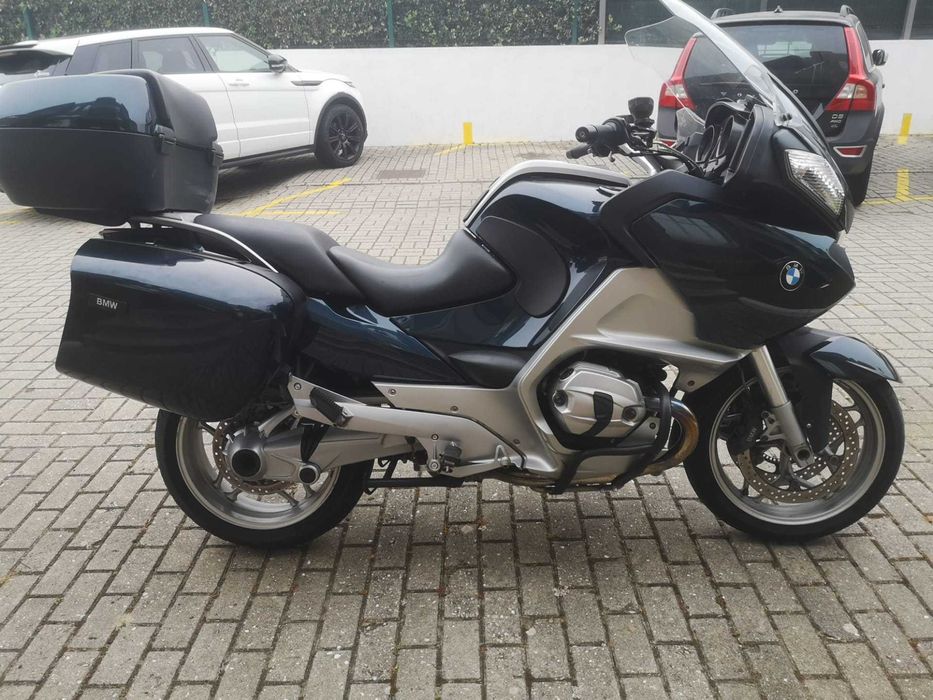 BMW R 1200 RT com malas laterais e top case