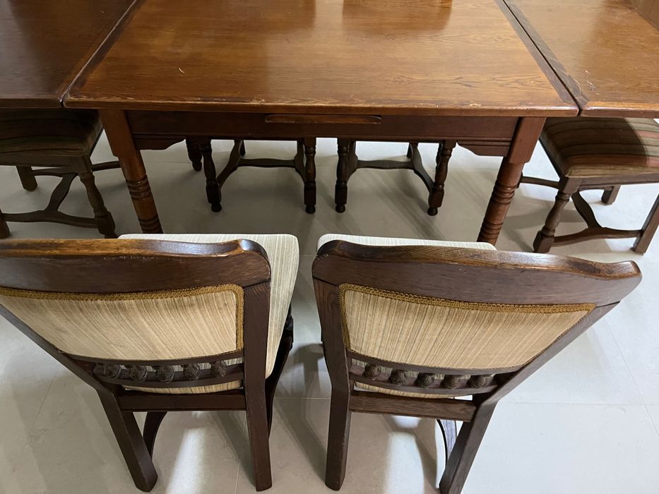 Mesa de jantar e cadeiras