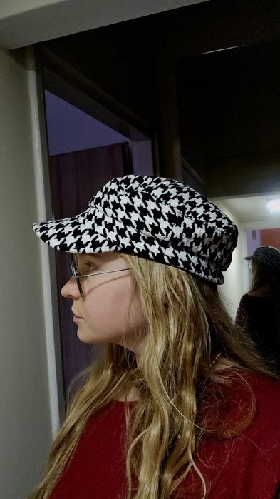 Czapka z daszkiem w kratkę,  we wzor czarnobiała