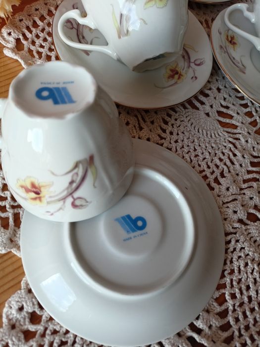 Zestaw 4 filiżanek i spodków