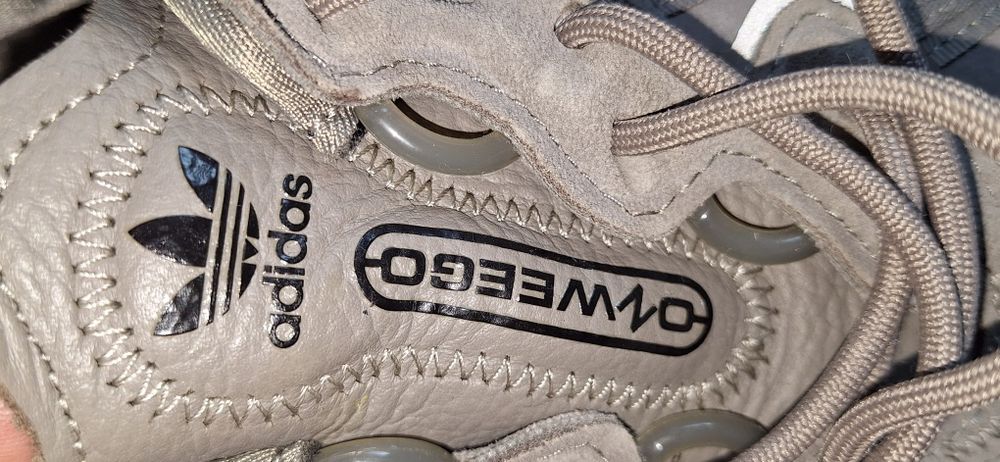 Sapatilhas cinzentas Adidas em pele