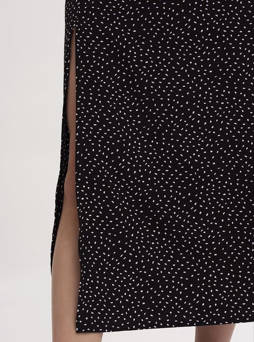 Легка чорна спідниця в горошок правильної довжини