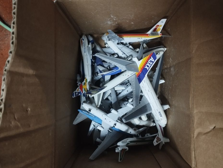 Varias miniaturas de avião