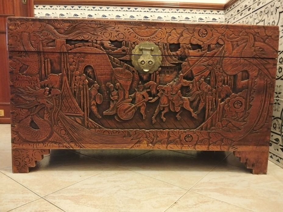 Arca de cânfora com alto relevo