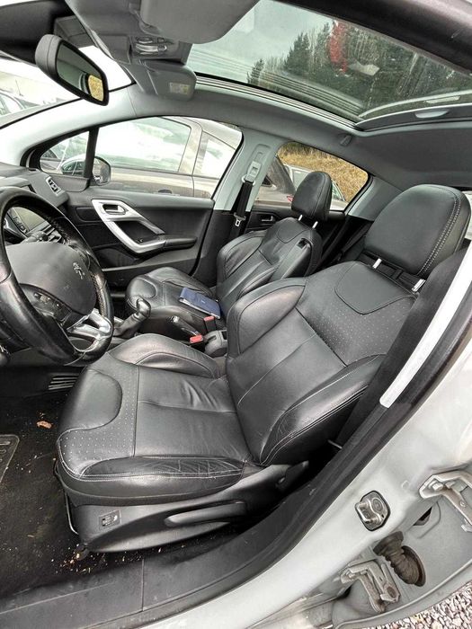 Peugeot 208 1.2 PureTech — Gasolina — Branco Pérola — 5 Portas — Para Reparação