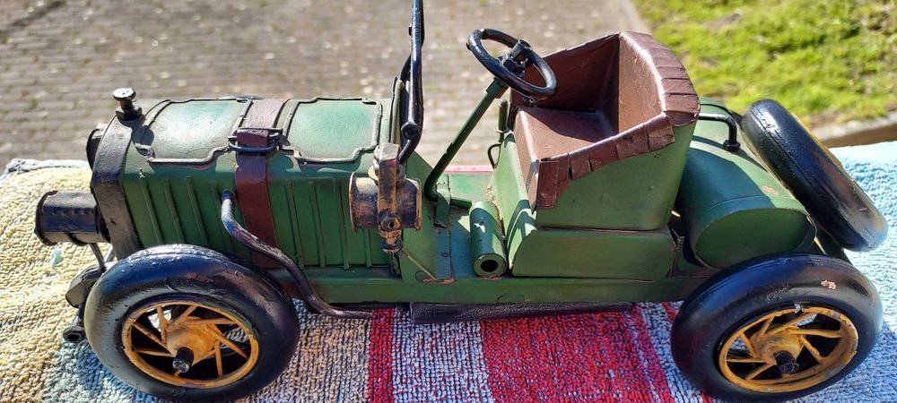 Carro verde em metal replica de carro antigo