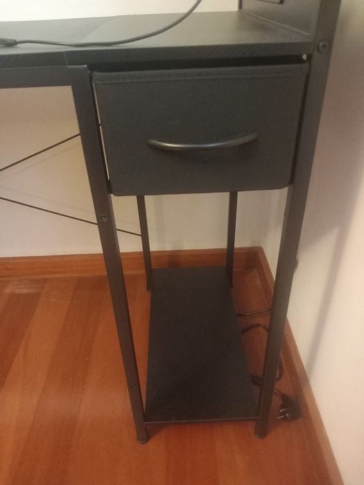 Secretária Industrial c/ Tomadas e Portas USB Integradas
