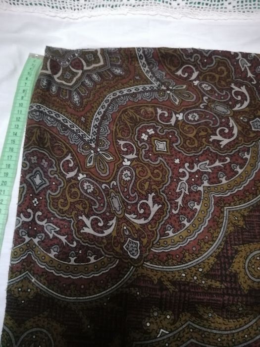 Lenços antigos de cabeça e ombros