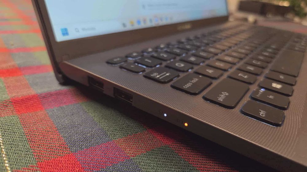 Laptop Asus VivoBook 15 I5-8265U 12GB RAM/500GB GeForce MX250 Zasilacz