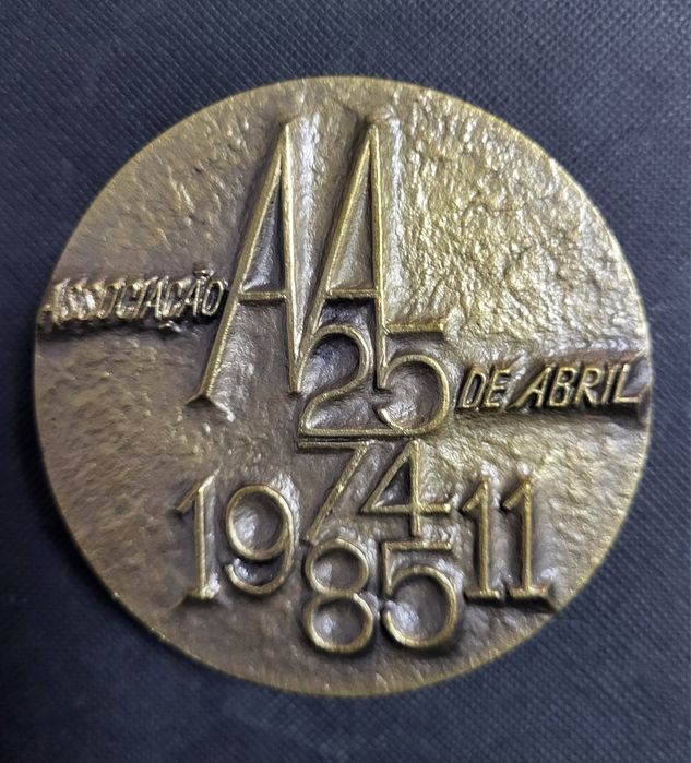 Placa comemorativa dos 11 anos do 25 de Abril
