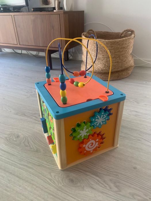 Cubo atividade para bebé