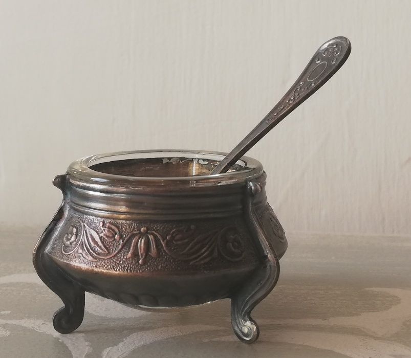 Stara posrebrzana solniczka z łyżeczką kawiornica