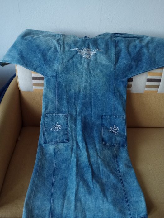 Sukienka jeans z haftem