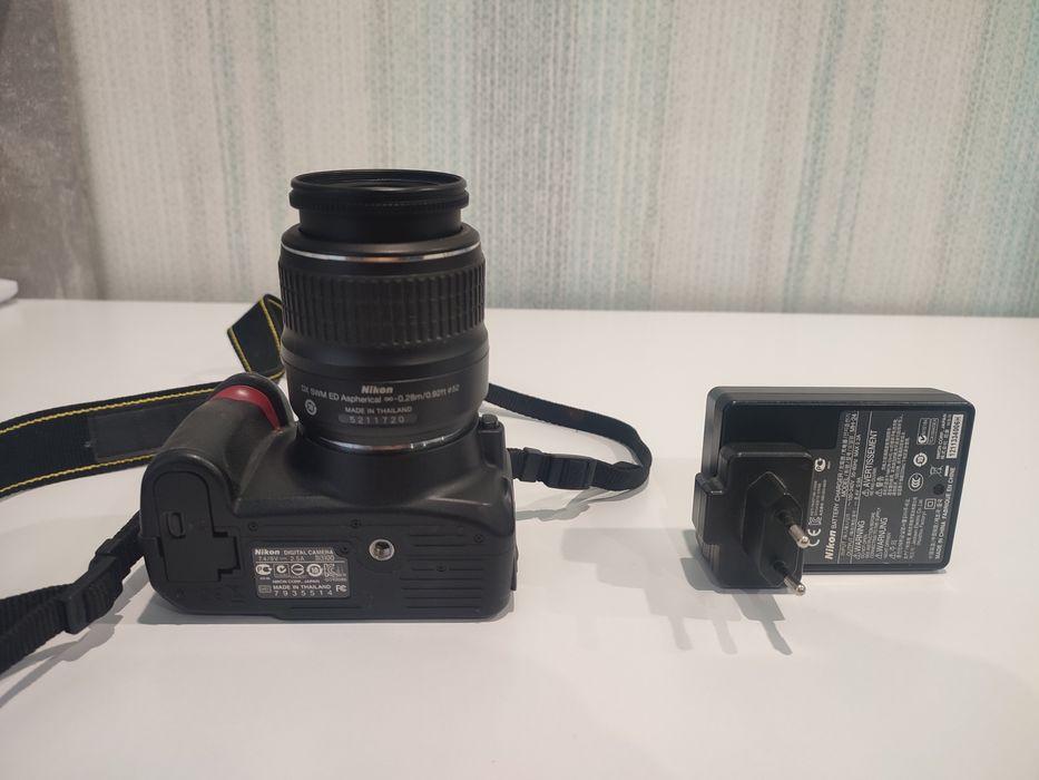 Продам майже новий Nikon D3100 з кітовим об'єктивом