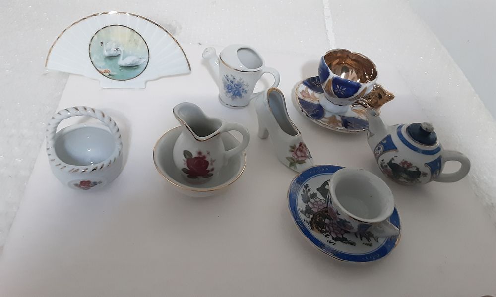 8 Lindas miniaturas em porcelana fina marca JSB.