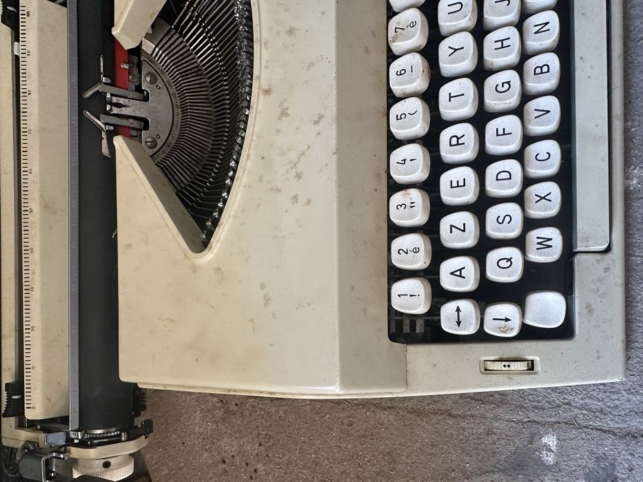 Maquina de escrever antiga Messa 2002