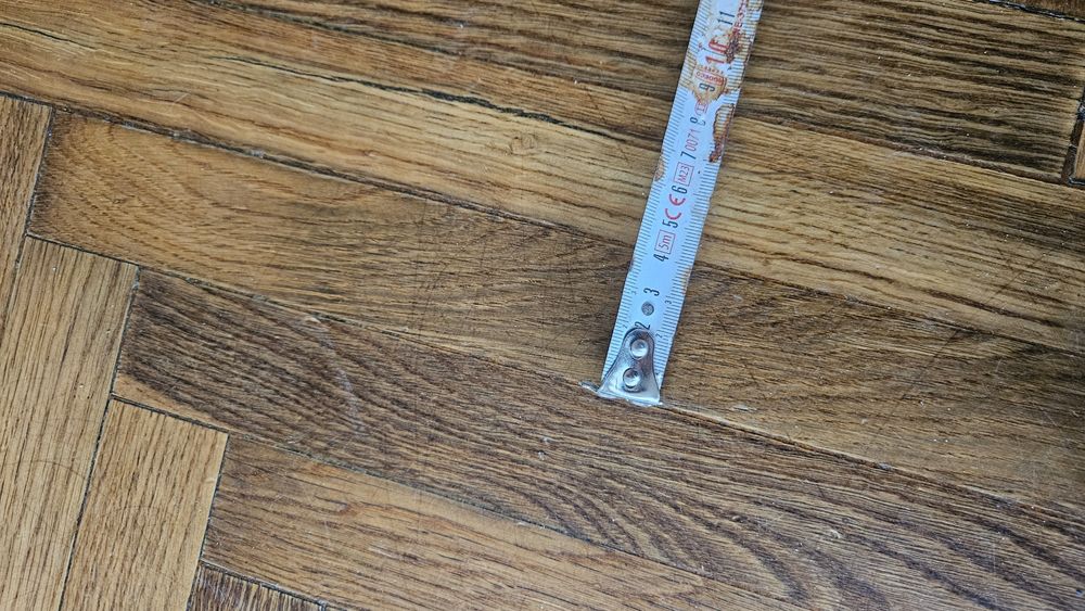 Drewniana podłoga ciemny brąz jodełka