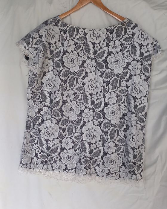 Blusa em renda branca e fundo preto