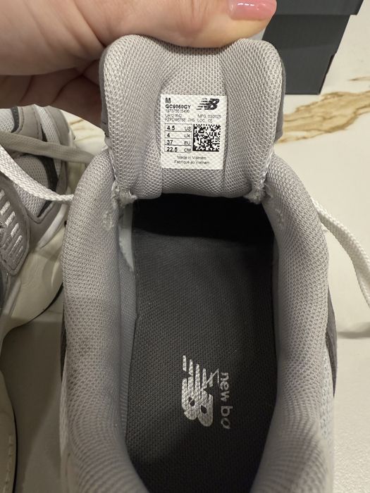 Кросівки NEW BALANCE MODEL 9060 37 розмір