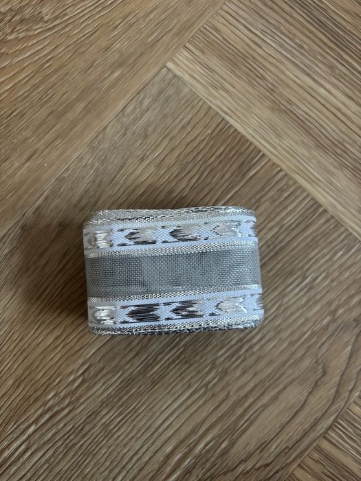 Srebrna Wstążka Dekoracyjna Taśma z Motywem Gwiazdek świąteczna 2,8 m