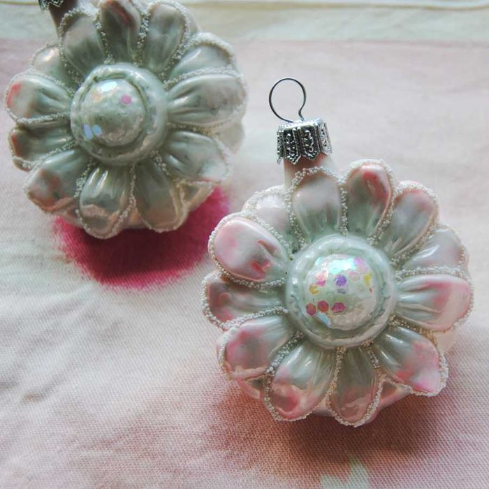 Margerytka biało-różowa - szklana bombka handmade