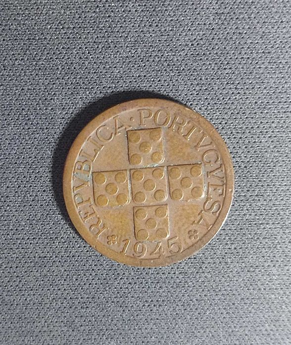 Lote de 35 Moedas Antigas Portuguesas (2$50, 10 Escudos e 20 Centavos 1945)