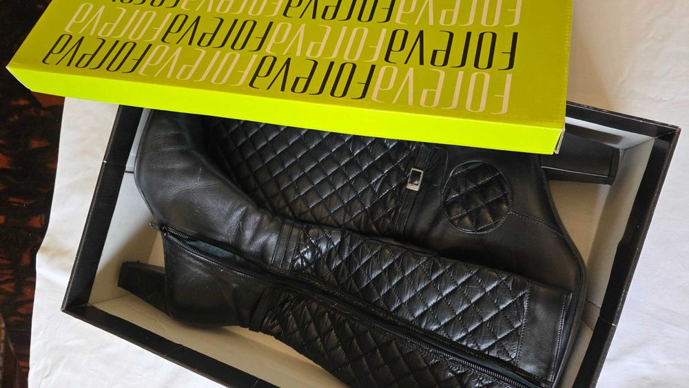 Botas em Pele da marca FOREVA Tamanho 39