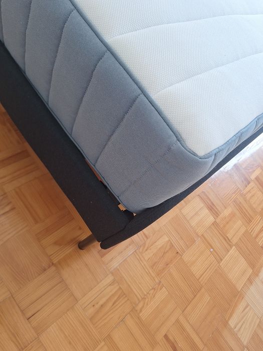 Estrutura de cama estofada