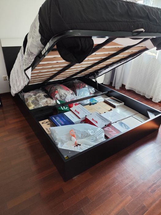 Cama de casal em madeira 150*200 com colchão e mesas de cabeceira